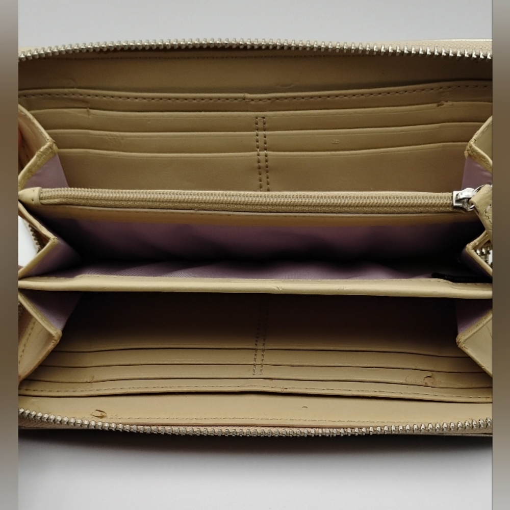 Coach Beige and Cream Wallet With Lavender Interior NWOT - Picture 3 of 3